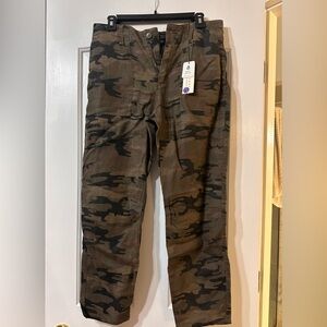 Sanctuary Linen green camo pants
